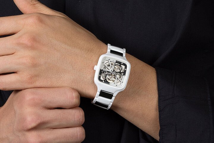 True Square Automatic Open Heart Diamonds Limited Edition镂空表盘特地配合R734机芯结构，以明确的色彩界线分割出四个整齐的象限。全陶瓷的三板链带里，中央链节及外侧链节又刻意以黑白色彩，近一步把二元对立的动机推向极致。