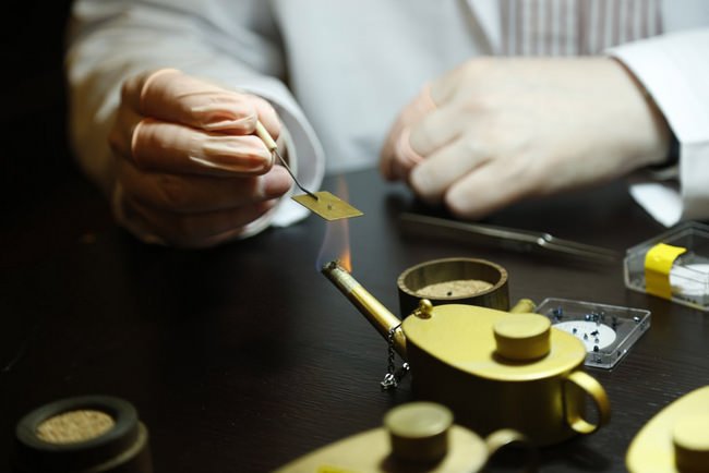 学员尝试使用酒精灯进行蓝钢螺丝的烧制