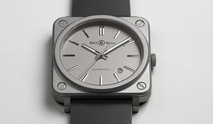 柏莱士的BR S-92 Grey Matte拥有系列中相对小型的尺寸，以现代的佩戴习惯来看实际上反而显得适中，而它的表壳特别采用喷砂处理，让普通的不锈钢表壳散发出一股特别感