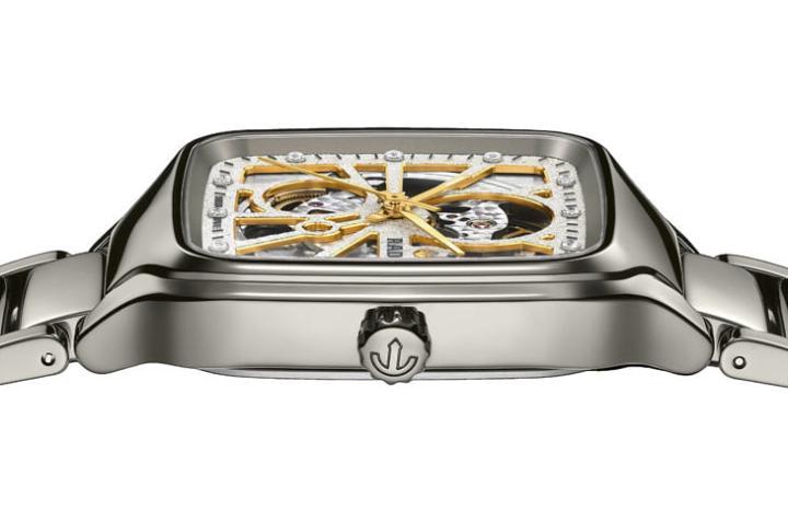 一体成型抛光电浆陶瓷表壳，兼具温润手感与坚韧质感，呈现科技与奢华融合。