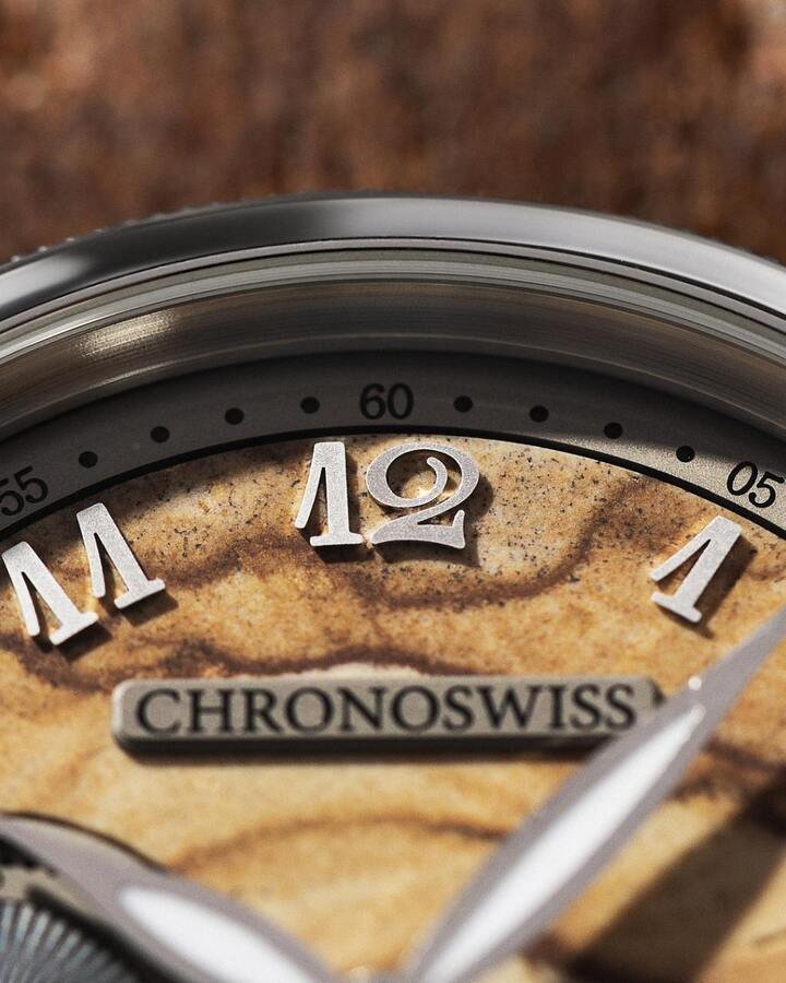 Chronoswiss Small Second Serpentine 蛇纹石小三针双色腕表的表盘特写展现精湛的立体层次，雾面碧玉上镶嵌着古典字体的立体阿拉伯数字时标，外圈刻度环与金属铭牌细节处理利落细腻。