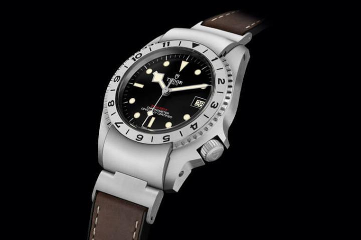 帝舵从1967年替美国海军设计的军用潜水表原型中获得灵感，推出Black Bay P01这款新作，特殊的表壳造型散发浓浓的复古军表氛围