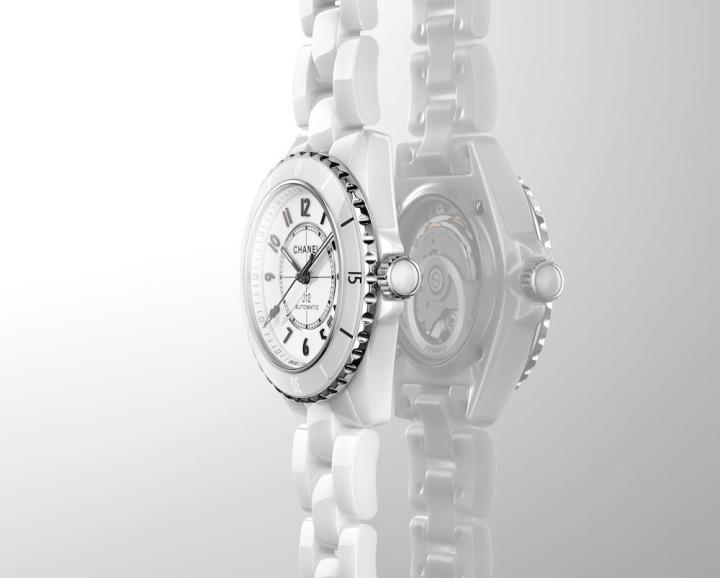 表冠的陶瓷部分修薄，表链链结稍微加长，更显优雅