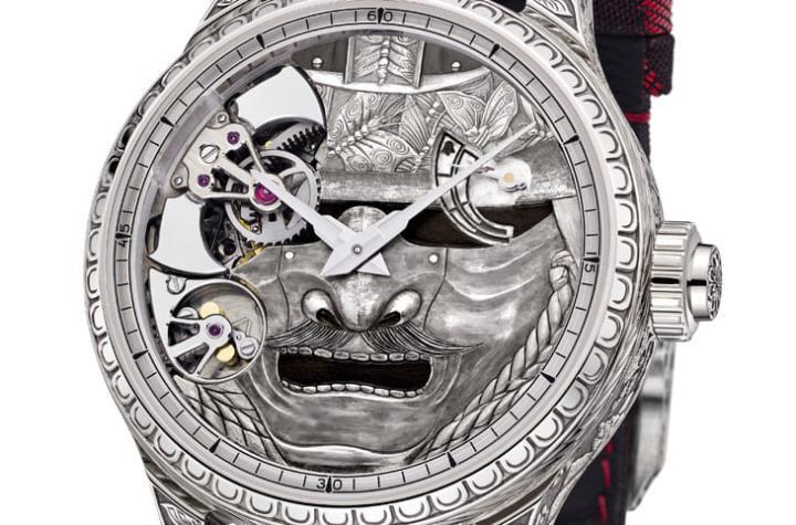 面盘中央镌刻武士面颊面具，熏黑细节重现江户时代铁面风格，诠释忠诚与勇气的武士精神。