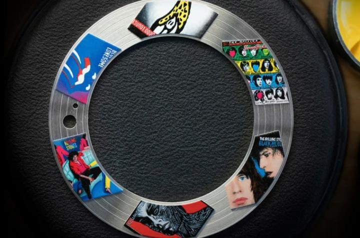 面盘外缘转盘以手绘方式画上滚石合唱团专辑封面，表主可以从23张专辑中挑出6张交由品牌工艺师绘制。