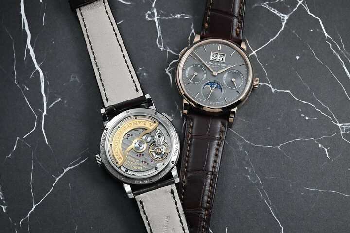 佩戴 Saxonia Annula Calendar 腕表，无论是翻转至表背窥见机芯之美，或是正面读取时间，都能感受到朗格在岁月流转间构筑的雅致秩序 。