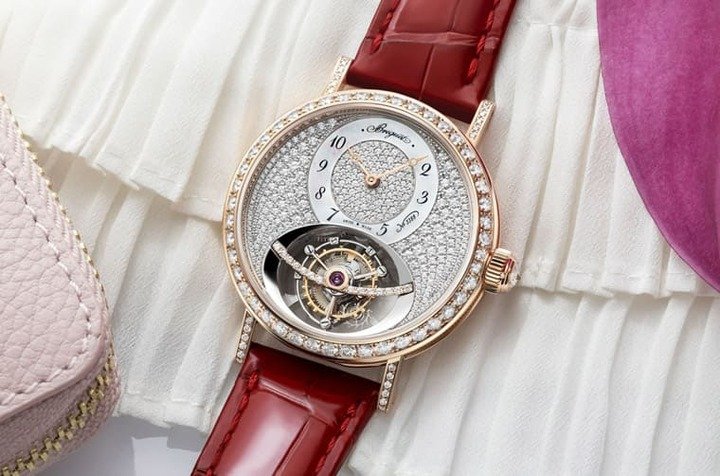 Classique Tourbillon 3358除了白金款式，也有玫瑰金款式。