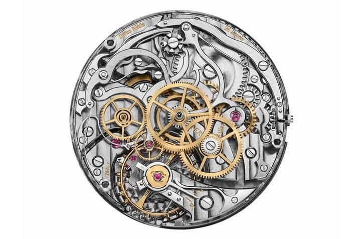 1858系列Unveiled Secret单按把计时码表搭载的MB M16.26手上炼机芯，震频为18,000A/h，动力储存达50小时。