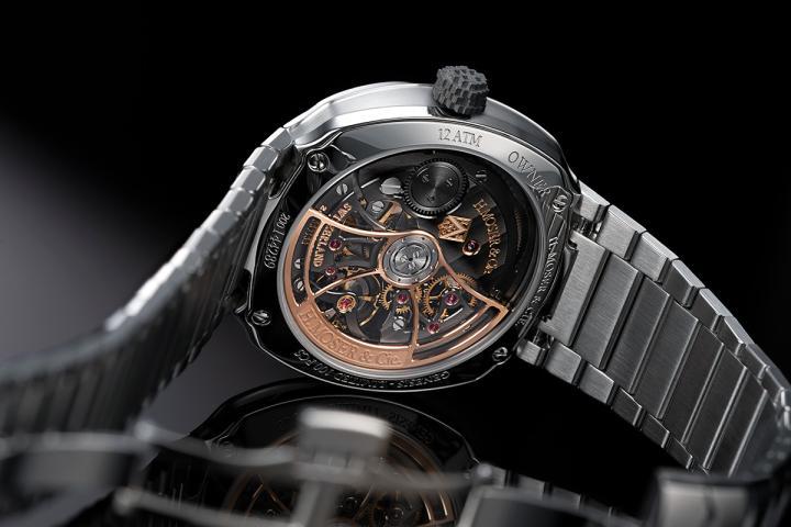 疾速者 Genesis 2 腕表搭载 HMC 203 自动上链机芯，备有棘爪式自动双向上链系统与实心 18K 金摆陀，其上镌刻 H. Moser 商标；原创施特拉曼 (Straumann®) 游丝碳灰色表面饰有 Moser 双条纹。