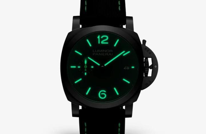 包括表带缝线、小秒针都带有与雷蛇Logo呼应的萤光绿色，至于手表指针和时标的Super-LumiNova™夜光物料在暗处同样会发出抢眼的萤光绿色。