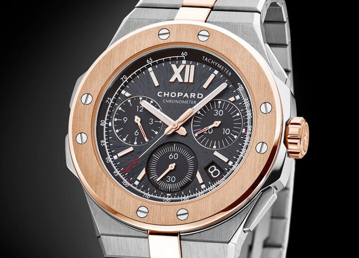 Alpine Eagle XL Chrono具备超大型表壳（44mm），功能也进阶为计时码表，萧邦更同步推出Lucent Steel A223精钢、半金材质，搭配阿莱奇蓝色或极致黑色共三种款式