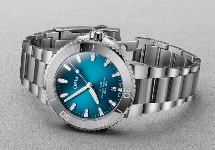 继41.5mm的Aquis Date潜水表，ORIS再度推出表径更小（39.5mm）的新表，两者主要差别在于39.5mm的表圈材质、颜色以及面盘颜色等细节都与41.5mm有别