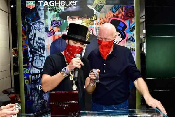 Alec Monopoly向让-克劳德·比弗先生讲述其；全新创作的泰格豪雅卡莱拉HEUER-01计时码表的创作灵感