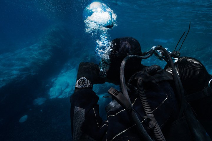 专为深海探险打造的 Submersible 系列腕表 PAM01756，防水深度高达 50 巴（约 500 米）。