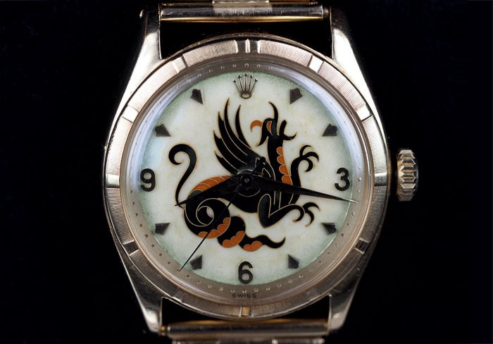 估价 50万-100万 瑞士法郎（约合338万-677万人民币），劳力士(Rolex)1952掐丝珐琅表黄金腕表以67万瑞士法郎（约合453万人民币）拍卖出。其表盘惟妙惟肖地雕刻了一条龙，由瑞士日内瓦知名瓷釉工艺师Nelly Richard制作。Nelly Richard是一位瓷器大师, 曾与Stern联手打造了劳力士（Rolex）知名腕表。