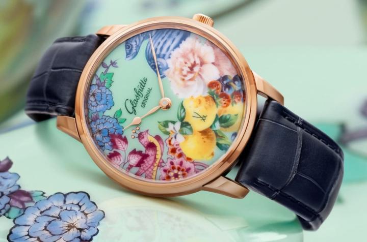 灵感取自麦森 Dekorwelten 装饰世界，以拼贴艺术描绘自然与幻想的诗意画面。