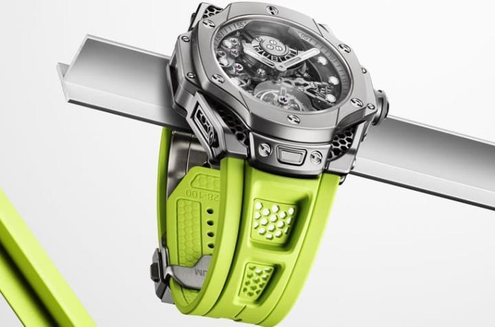 手表搭配极光绿立体橡胶表带，包括表带本身也有与表壳呼应的蜂巢状设计。