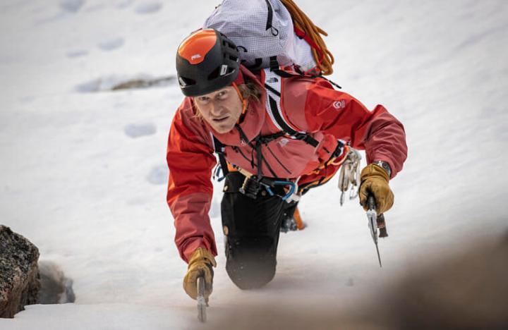 Cory Richards为知名探险家和摄影师，江诗丹顿2019年曾替其打造Overseas两地时间原型表，2021年品牌以此为灵感接连推出两款Overseas “Everest”限量表