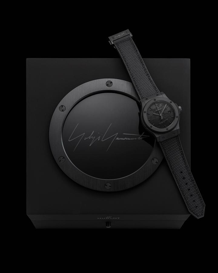 腕表随附印有山本耀司签名的全黑专属表盒，为整体设计划下内敛而完整的句点。