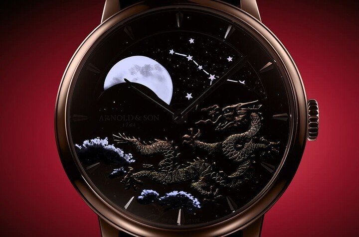 由于月相转盘的月亮、星星图案还有伞松图案都有融入Super-LumiNova夜光涂层，因此在暗处时这些装饰图案会发出闪耀的夜光效果。