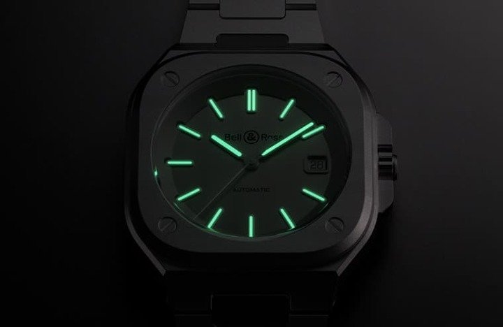 指针和时标涂有Super-LumiNova® C5夜光物料，其夜光的绿色调类似夜间机场跑道亮着的灯光，看起来一清二楚
