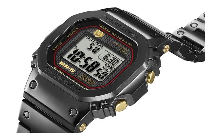 MRG-B5000B表壳施以DLC类钻碳硬化处理，另外按把与底盖则加上金色IP电镀，让人想起初代DW-5000C。