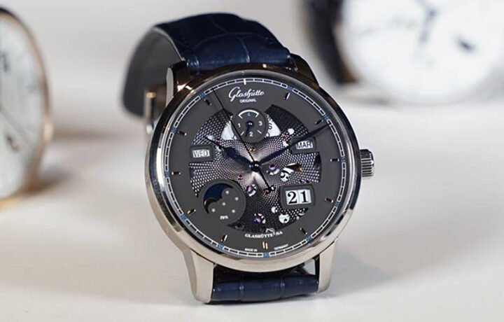 全新Senator Excellence Perpetual Calendar腕表面盘采用开面设计，将面盘切割出精细开口，展现机芯的结构与抛磨工艺之美