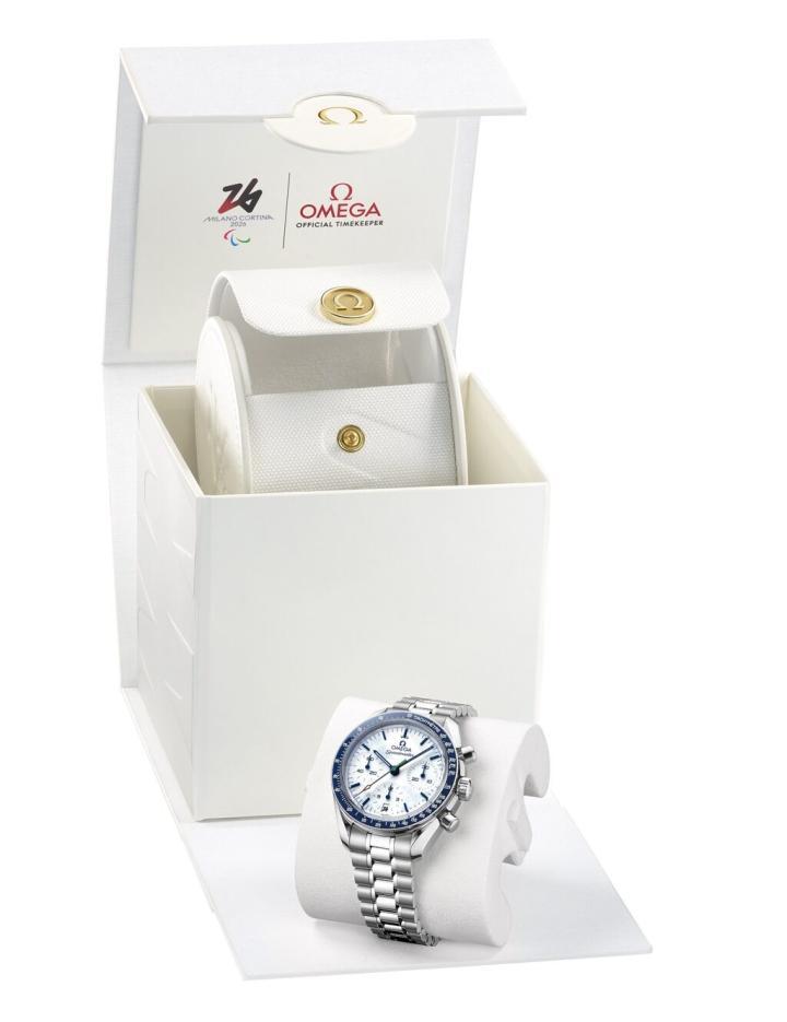 每款腕表均专为米兰科尔蒂纳 2026 年冬奥特别打造，并以白色表盒纪念冬奥盛会。表盒印有欧米茄标志、米兰科蒂纳标志，以及与腕表相配的奥运或帕运标志。