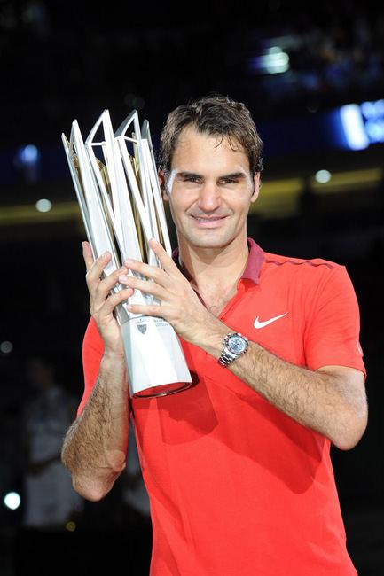 Roger Federer获得其第一座上海劳力士大师赛冠军奖座