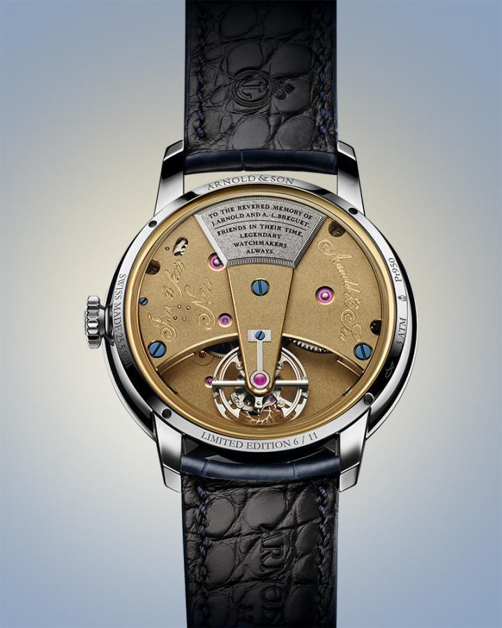 Constant Force Tourbillon 11 完美重现这段制表史上的深厚情谊，主板、桥板与陀飞轮夹板的修饰工艺几乎与最初的陀飞轮原型如出一辙，发条盒桥板上手工镌刻一段铭文，并饰以象征性的铭牌。