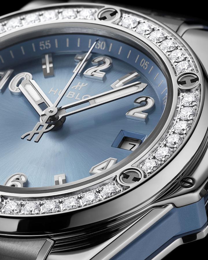 33 毫米 Big Bang One Click 与 32 毫米 Spirit of Big Bang 不锈钢钻表，表圈镶嵌 36 至 44 颗 F-G 色、VVS 等级钻石，在光线折射间绽放细腻光芒，为沉稳蓝调增添层次与立体感，使腕表在简约中展现精致奢华。