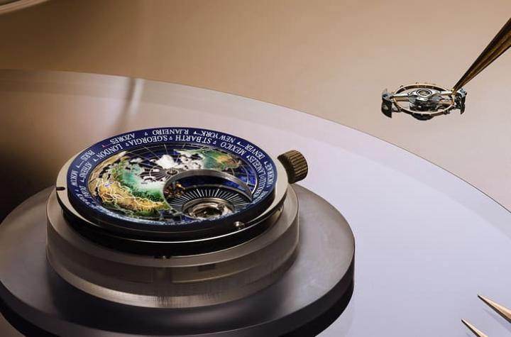 飞行陀飞轮每 60 秒自转一次、24 小时环绕表盘，模拟地球自转轨迹，兼具视觉震撼与精准功能。