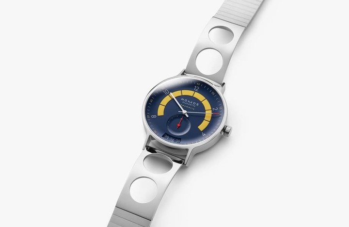 NOMOS和Werner Aisslinger从早期赛车表表带风格获得启发，将原本皮革表带较常出现的穿孔设计移植到不锈钢链带，成为腕表的一大识别特色