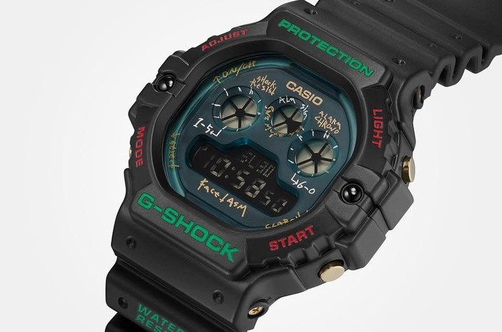 G-SHOCK与日本时装品牌FACETASM合力打造联名表，其具备独特烟燻蓝面盘搭配金色按把。