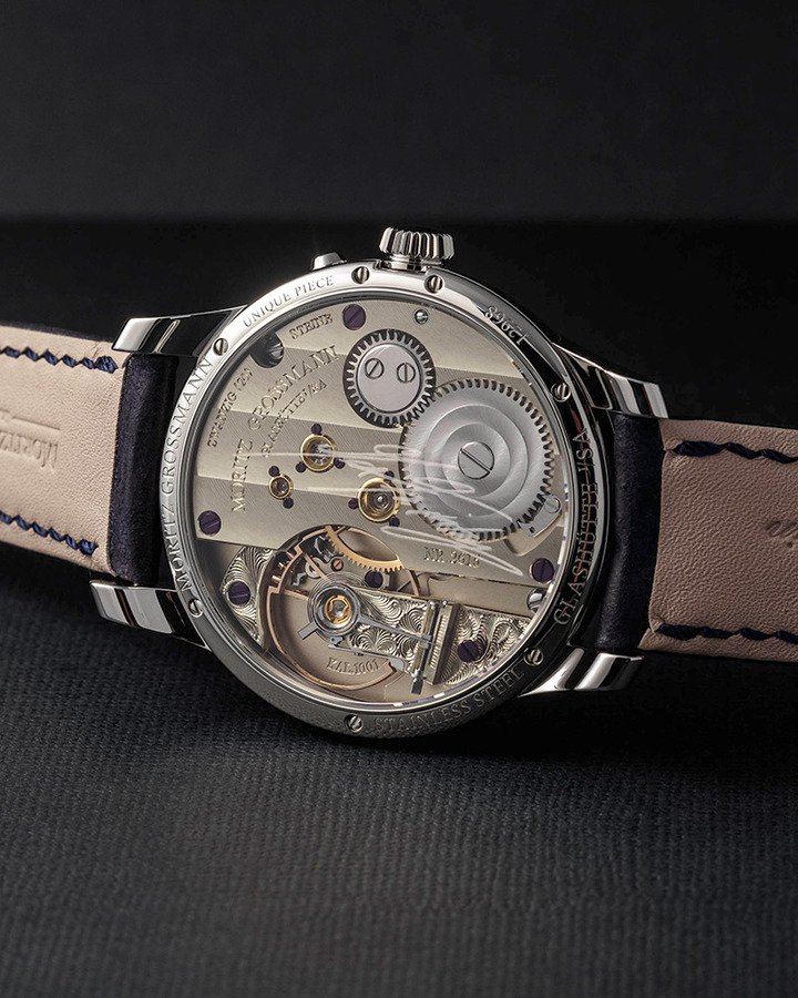 Max Frintrop联名艺术系列搭载Moritz Grossmann经典的100.1型手动上链机芯，蓝宝石水晶玻璃底盖上，镌刻艺术家Max Frintrop的签名。