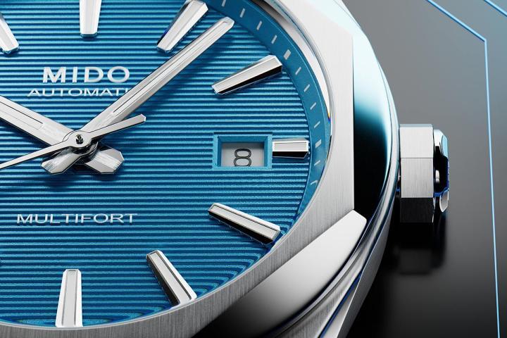 Multifort 8 One Crown 取消了内置旋转表圈，主要表盘放大了不少，提供系列标志性的横条纹更多表现的空间，搭配 12 枚镶贴的立体时标，长条型的多边形、多切面构造，不仅呼应了表壳与表圈，也让整体布局看起来简单不拥挤。