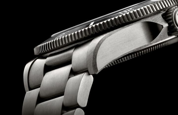 帝舵Pelagos新增39mm版本，手表延续系列的钛金属表壳+陶瓷圈传统。