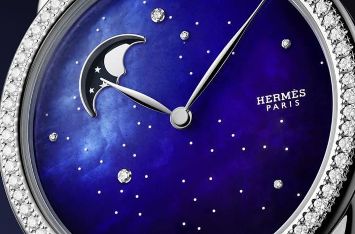 Arceau Petite Lune ciel étoilé小月相表的珍珠母贝面盘涂上蓝漆后，搭配钻石装饰更有璀璨夜空的效果，而月相视窗周围的蓝色色调相对浅，看起来犹如月光由近到远的变化。