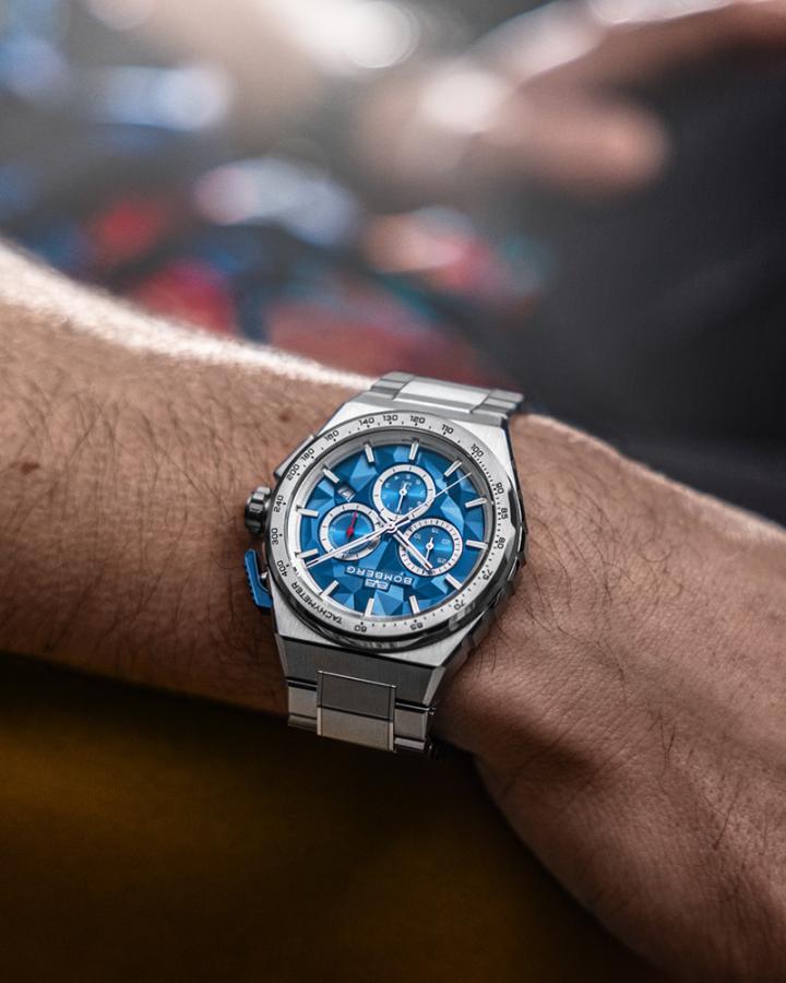 Apex Pulse CB 脉冲蓝计时腕表，不只是时间的容器，而是一颗跳动的心脏，在喧嚣的城市里，以金属的光泽与节拍的律动，映照每一个热血而精彩的瞬间。