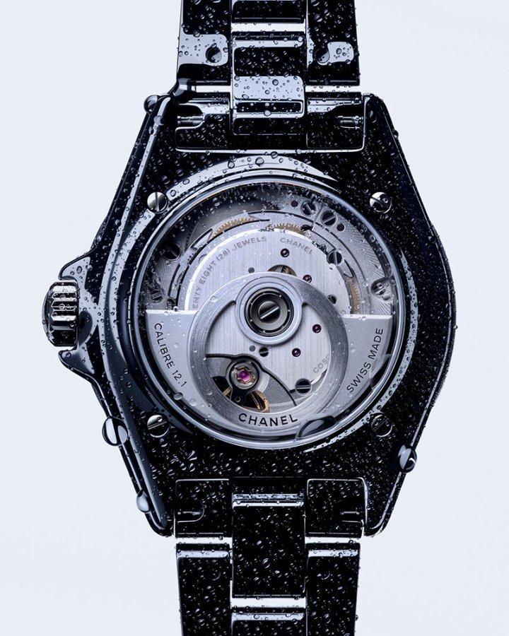 J12 黑色腕表表背清晰呈现 Caliber 12.1 机芯。
