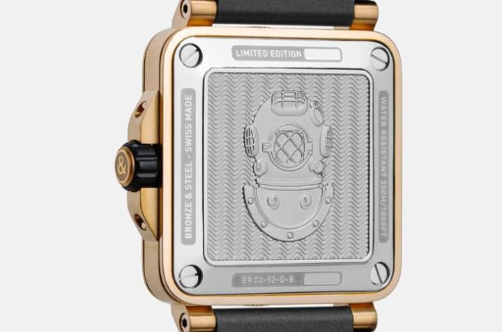 不锈钢旋入式底盖刻有复古潜水头盔图案，呼应海洋探险精神，同时提升贴肤舒适与实戴表现。