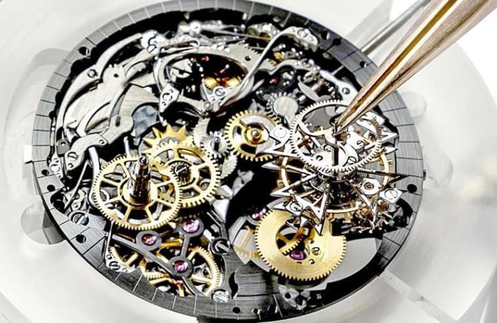 机芯复杂度在面盘侧可见一斑，品牌分配一位主制表师全权掌握手表从无到有的所有制程。