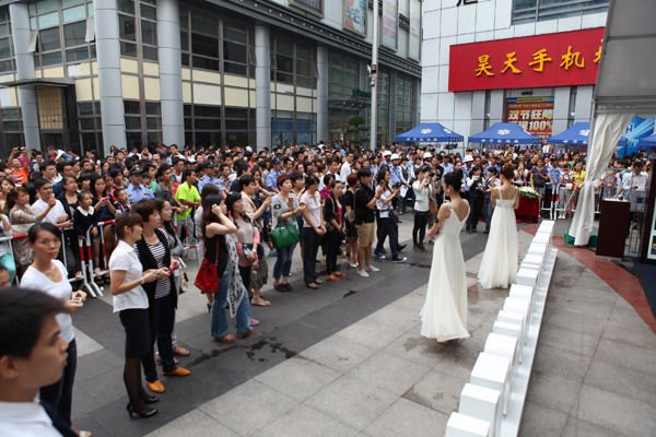 大批南宁市民踊跃支持康斯登活动