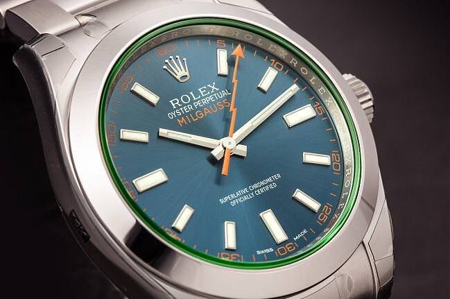  Milgauss设计的独特之处，就是从侧面看玻璃边缘会有一道绿色散出，也因此被称为「绿玻璃」