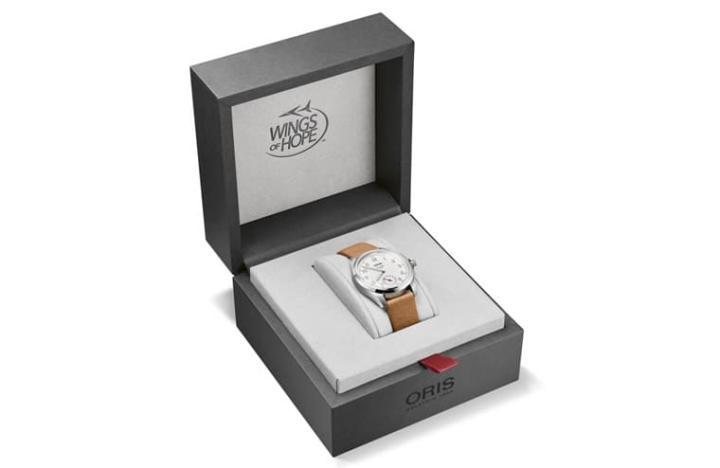 木质表盒加上希望之翼的组织名称，突显手表的纪念意义。