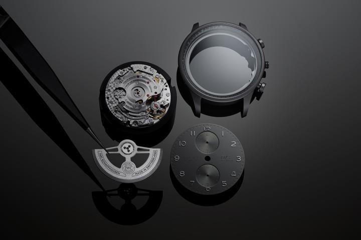 垂直排列的两个小表盘，以及印有四分之一秒刻度的内表圈，让这款计时腕表成为品牌最具辨识度且备受欢迎的设计之一。阿拉伯数字、刻度和四分之一秒刻度在黑色表盘上呈现细腻的立体层次。