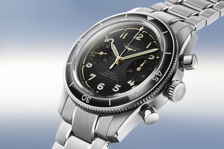 全新先行者系列飞行员飞返计时手动上链腕表，双向旋转表圈搭载改良式的旋转系统，提供更精致细密的调整回馈外，更首次配置倒数计时设计，回归当初飞行时代最直觉的实用功能设计。