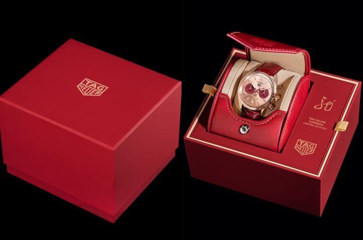 Carrera Chronograph龙年限量版拥有品牌特制表盒，大红外型显得喜气洋洋。