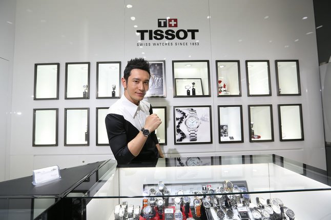 天梭全球形象大使黄晓明在广州广百百货天河中怡天梭店内