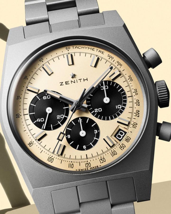 米色表盘搭配对比鲜明的黑色计时小表盘与测速刻度，时标与指针均覆以米色 Super-LumiNova® 夜光涂层，营造出温润复古的氛围。